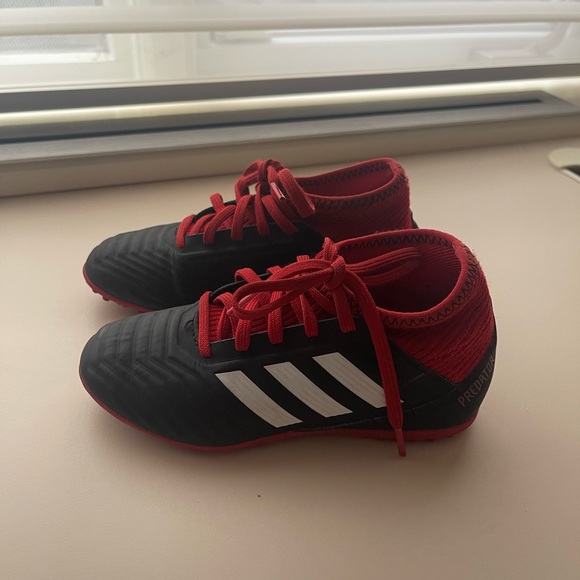 Adidas Boys Predator 18.3 indoor soccer shoes size 12 - Picture 4 of 7
